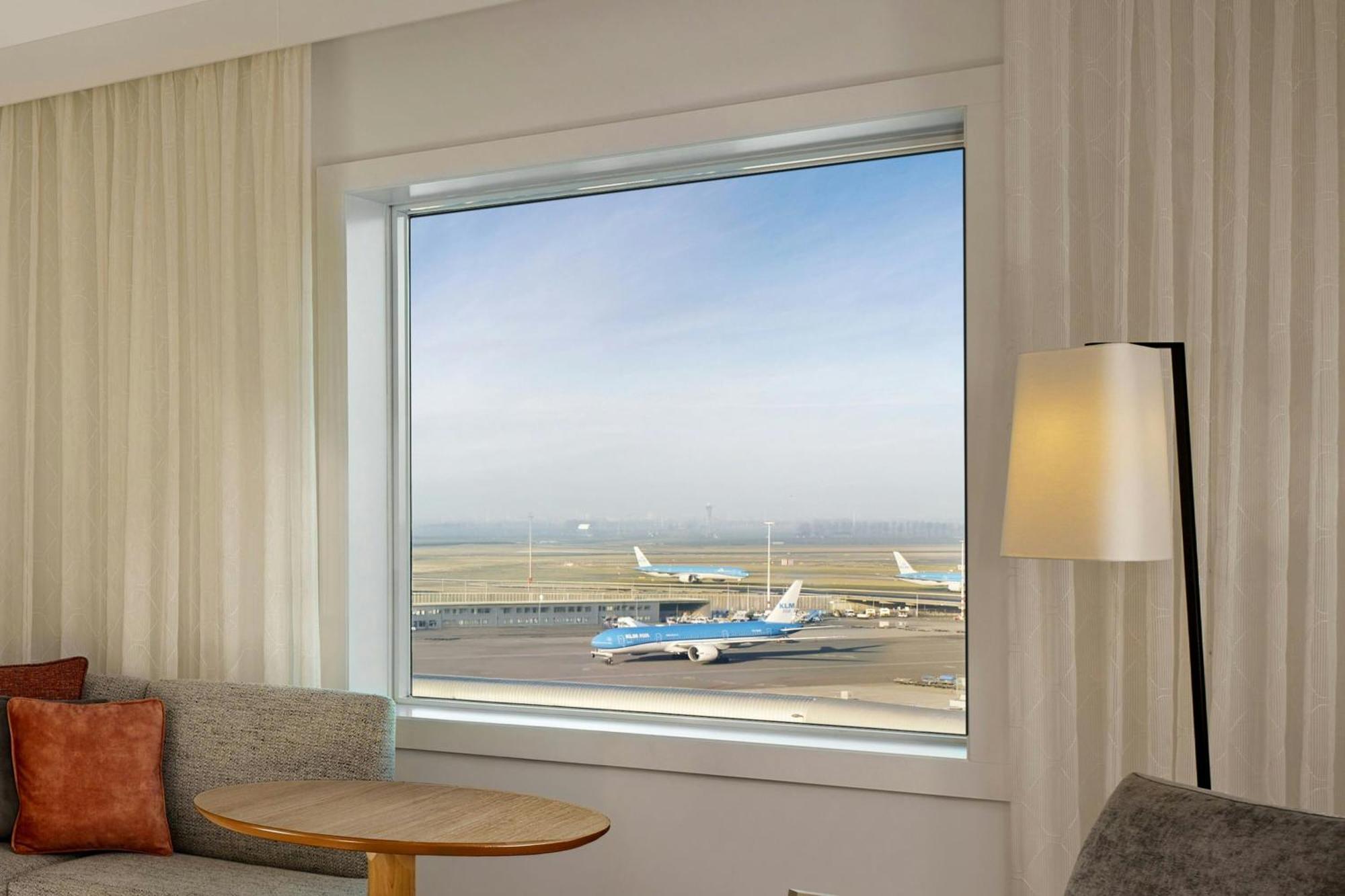 Deluxe Guest room King Airport view